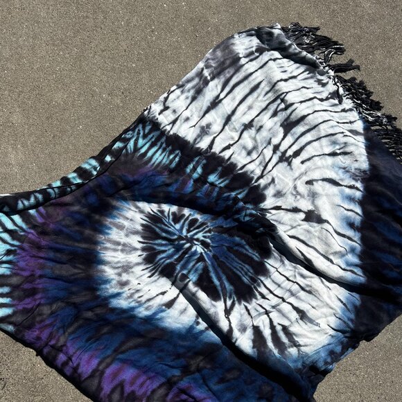 Brightly Twisted 100% viscose scarf, rarely used! - Picture 6 of 6